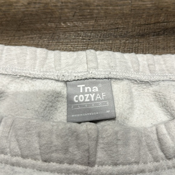 Tna
Cozy Fleece Perfect Hi-Rise 3" Sweatshort - Picture 4 of 7